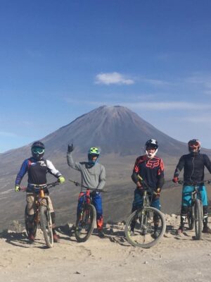 mountainbike-downhill-from-pichu-pichu-group-with-bikes Mountainbike downhill from Pichu Pichu
